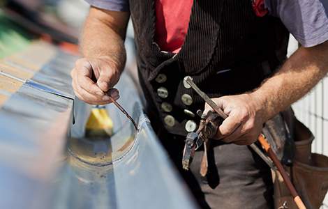 Le zingueur, spécialiste des ouvrages en acier galvanisé