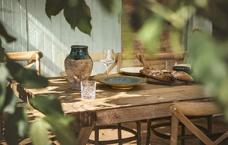 table dressée à l'extérieur