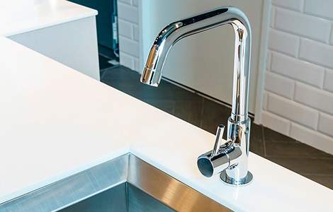 Mitigeur sur plan de travail blanc