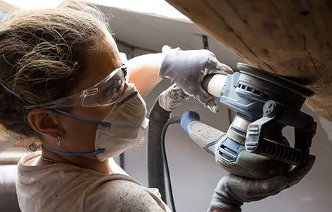 Ponçage de la charpente après traitement