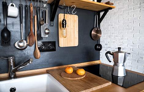 Astuce n°6 : Suspendre les accessoires et ranger à la verticale