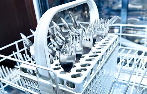 Le lave-vaisselle avec paniers à couverts