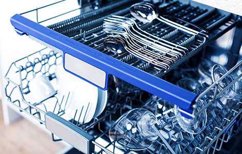 Le lave-vaisselle avec tiroirs à couverts