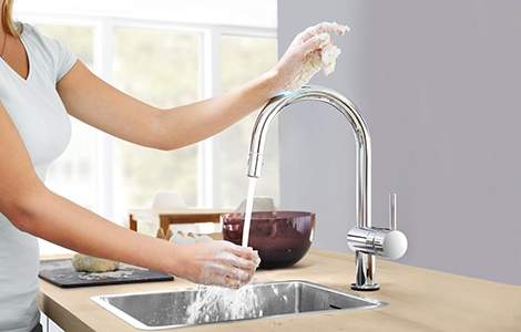 Un robinet qui vous obéit au doigt et à l’œil d’un simple effleurement