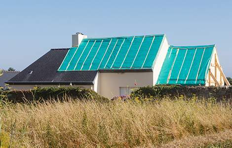 Charpente bâchée en attente du couvreur