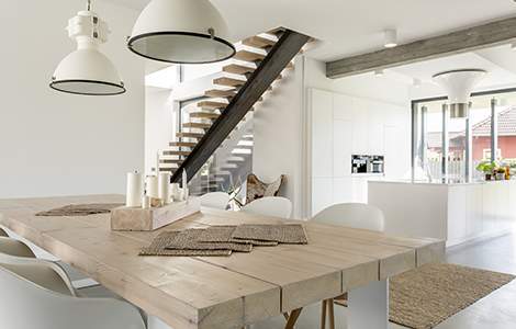 Rénovation intérieur maison ancienne : un escalier design pour moderniser un intérieur