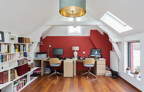 Un mur de couleur vive pour apporter de la profondeur aux combles 