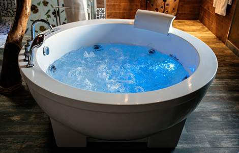 La baignoire balnéo ronde, idéale au centre d’une grande salle de bain