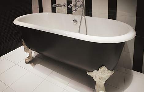 La baignoire à pattes de lion, le chic néoclassique