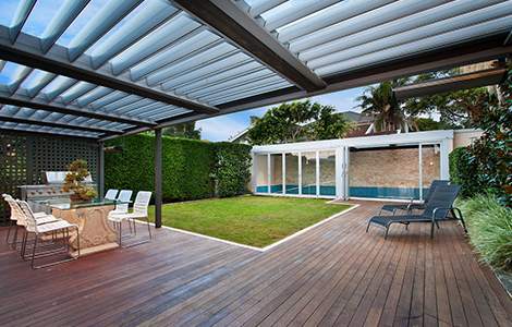 rénovation bioclimatique : la pergola bioclimatique comme protection solaire