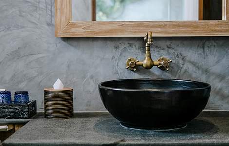 Enduit salle de bain : le stuc, le chic italien dans la salle de bain