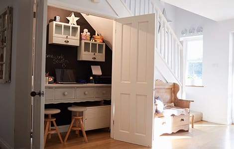 idée rénovation maison : exploiter l’espace sous l’escalier