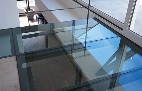 idée rénovation maison : jouer la transparence avec des planchers de verres