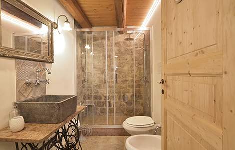 Atmosphère chaleureuse pour une petite salle de bain sans fenêtre