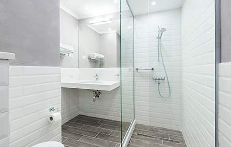 Murs blanc réchauffé par une peinture gris souris et un carrelage effet bois