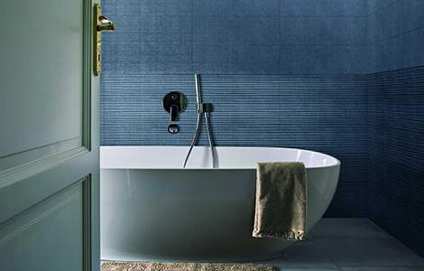 Couleur fraiches et lumière naturelle dans la salle de bain