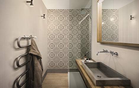 Privilégier les teintes claires et chaudes pour une petite salle de bain