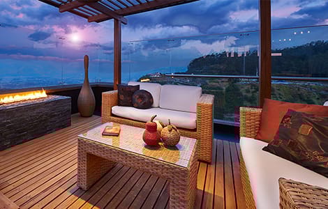 Un garde-corps en verre sur un toit terrasse