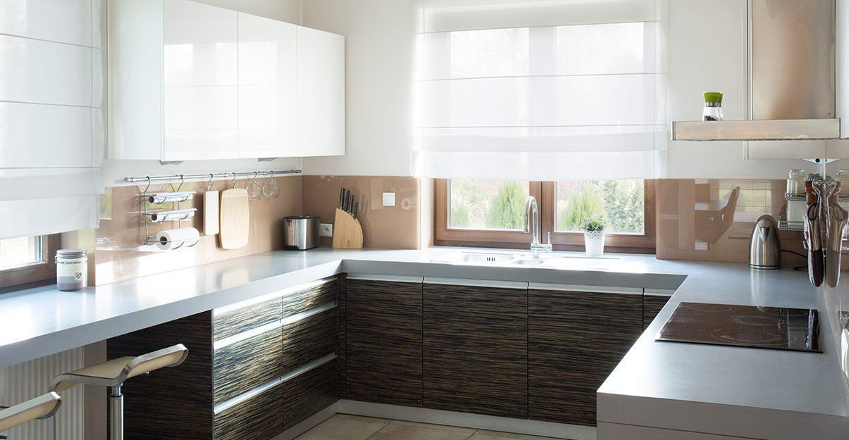 une cuisine adaptée à la configuration de la pièce