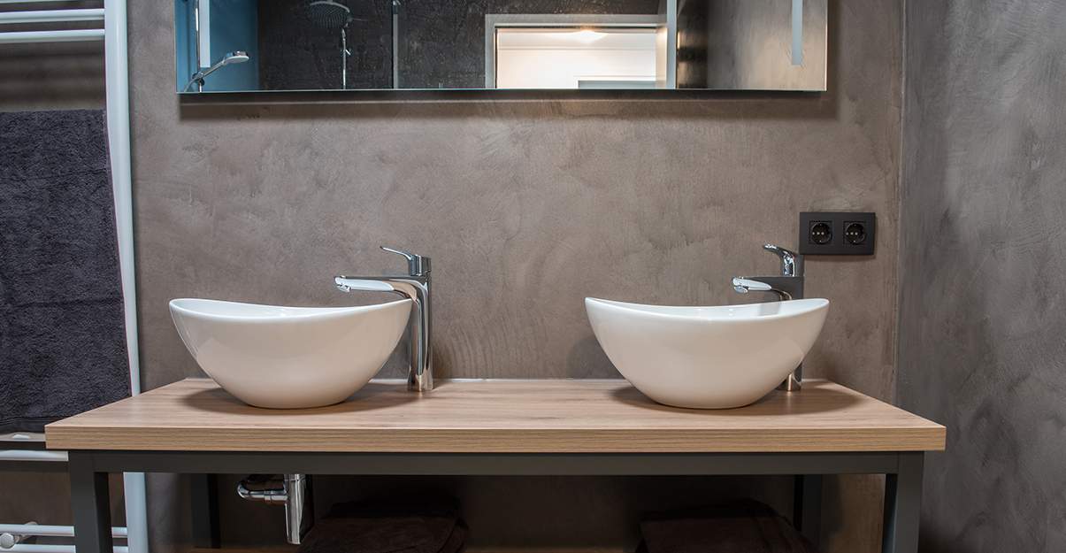 Enduit béton sur carrelage mural de salle de bain