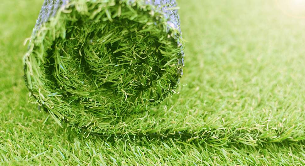 Gazon synthétique ou vrai : comment choisir entre l’artificiel et le naturel ?