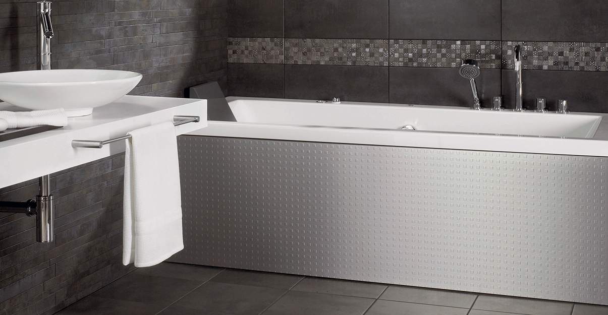 Marier les gris pour structurer une grande salle de bain
