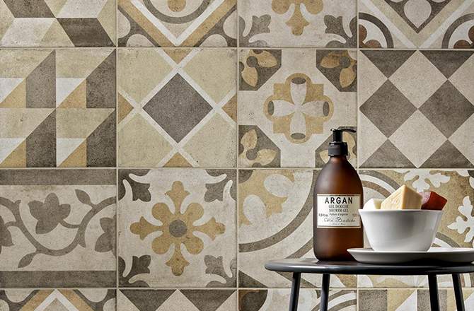 Un revêtement mural de douche en carreaux de ciment