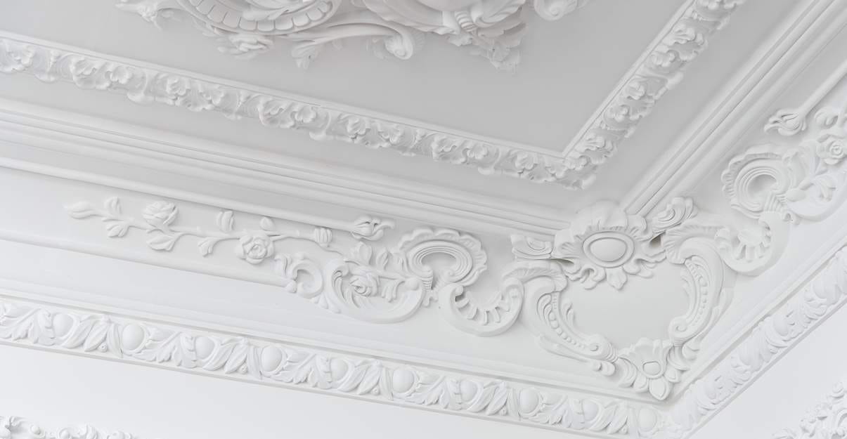 Faire appel à un plâtrier staffeur pour rénover des moulures