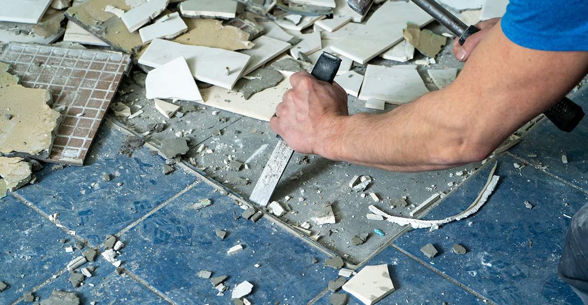 Rénover un carrelage : déposer les carreaux endommagés
