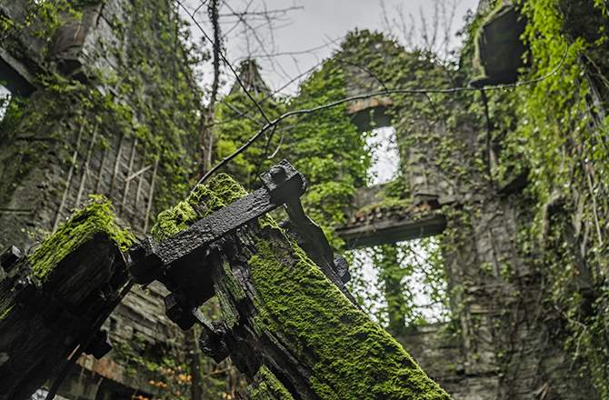 Rénover une ruine : la majorité des murs porteurs doivent exister.