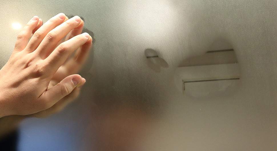 Comment rénover une salle de bain humide