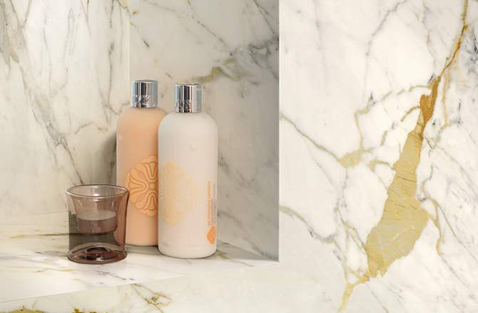 Un revêtement mural de douche en marbre