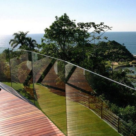 Nettoyage 100% naturel et sans effort  Le soleil et la pluie se chargent de nettoyer vos fenêtres à votre place. Une pulvérisation d'eau sur vos fenêtres suffit à faire partir la saleté. Cela entraine aussi une plus faible utilisation de détergent, et respecte ainsi l'environnement.     Idéal pour les vitres difficiles d'accès  Le fait d'avoir moins de corvée de nettoyage grâce à BIOCLEAN est particulièrement appréciable dans le cas des fenêtres de toit, et de grandes surfaces vitrées, comme les vérandas.  