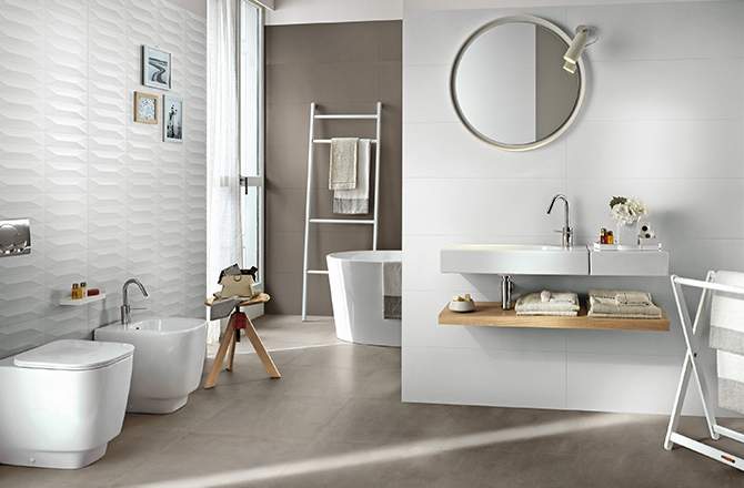 Salle de bain blanche et taupe, une valeur sûre