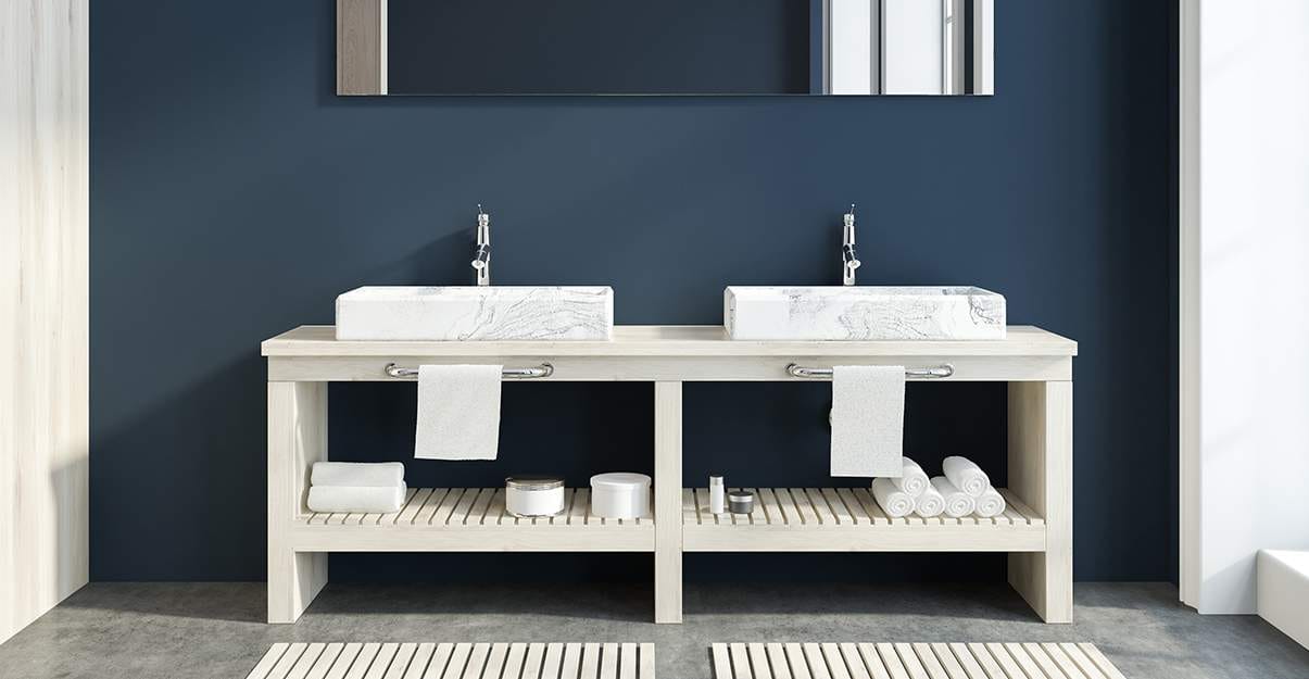 Mur bleu et sol gris foncé