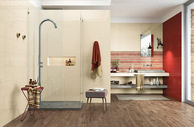 Du rouge carmin par touche dans la salle de bain