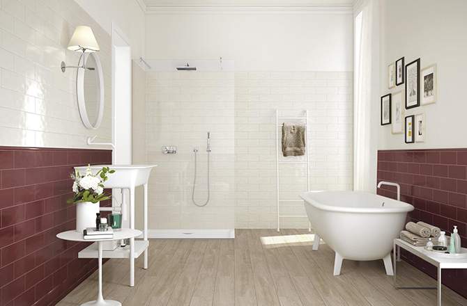 Bordeaux et blanc pour salle de bain vintage