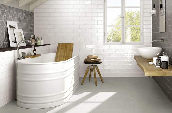 Salle de bain blanche et grise