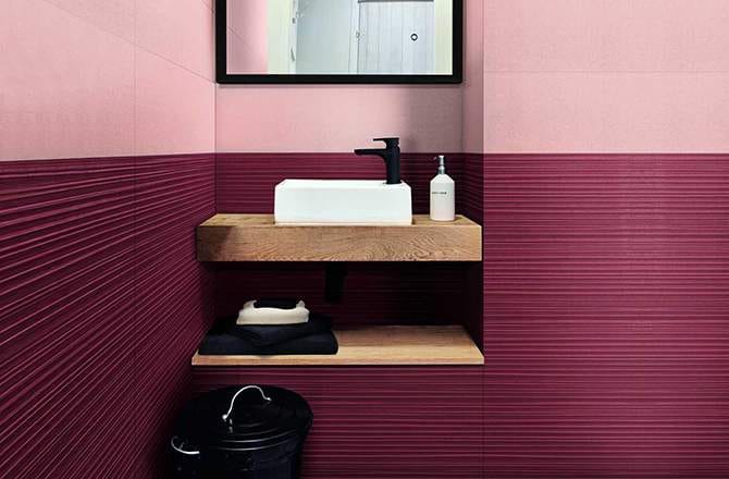 Murs rose et meuble en bois clair pour salle de bain sophistiquée