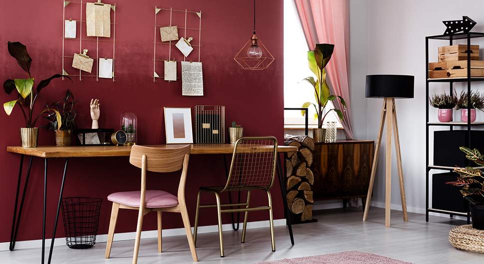 un bureau dans un salon