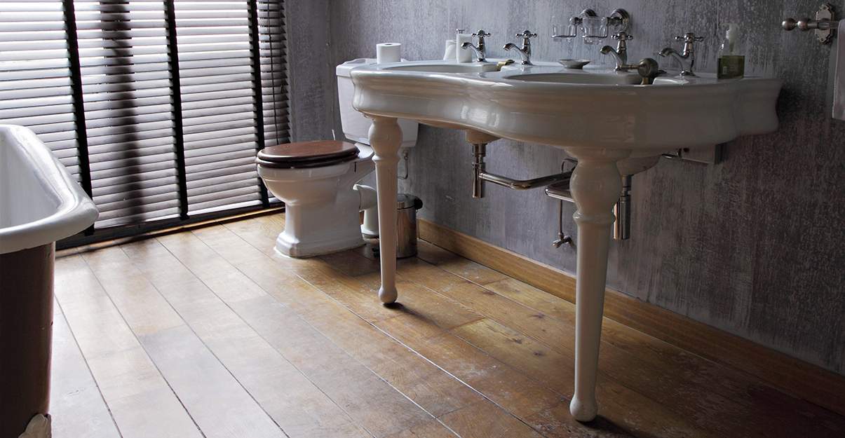  Sol de salle de bains : pensez au parquet