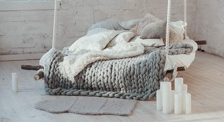 Style scandinave - fille et chat sur un banc - - La Maison Saint Gobain