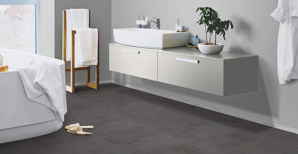 Une salle de bain rénovée et zen