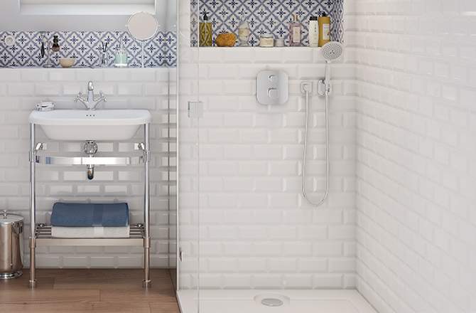 Un revêtement mural de douche en faïence