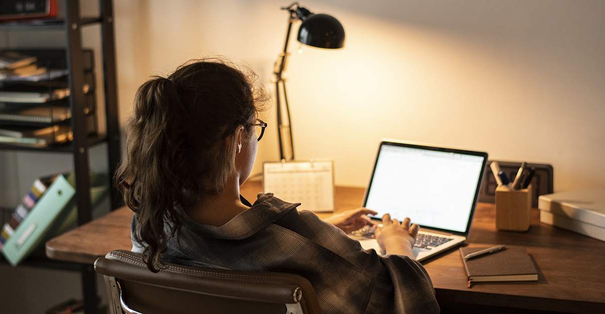 Aménager une petite chambre pour deux ados : espace de travail et concentration