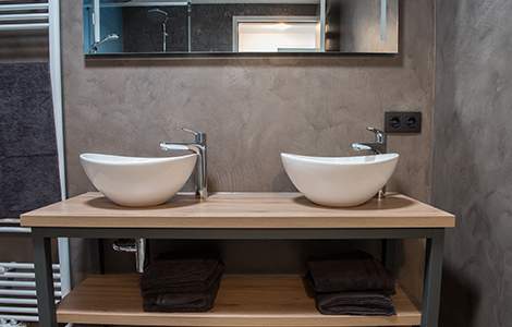 Revêtement mural de salle de bain :  le béton ciré