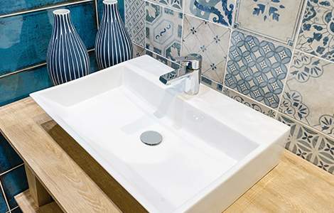 Revêtement mural de salle de bain : la faïence