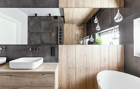 Revêtement mural de salle de bain : le lambris bois