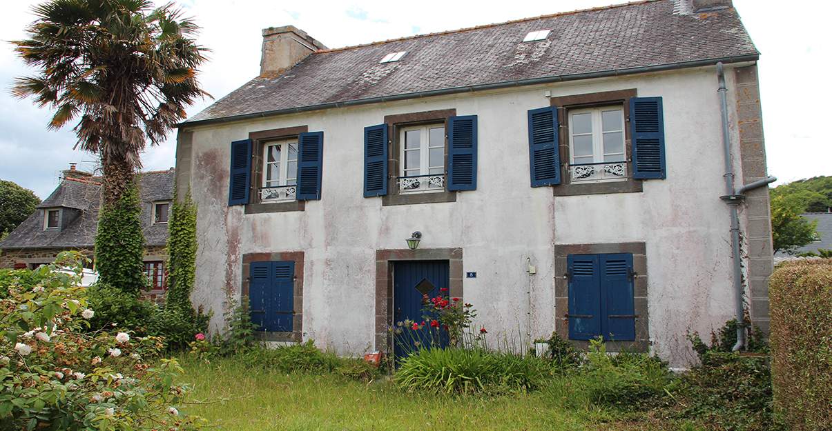 Rénovation de maison dans l’Ouest de la France : réparer les dégâts occasionnés par l’air marin