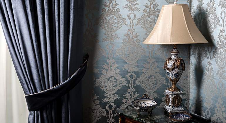 Style Classique-chic - lampe et tapisserie damassée - Saint-Gobain.fr